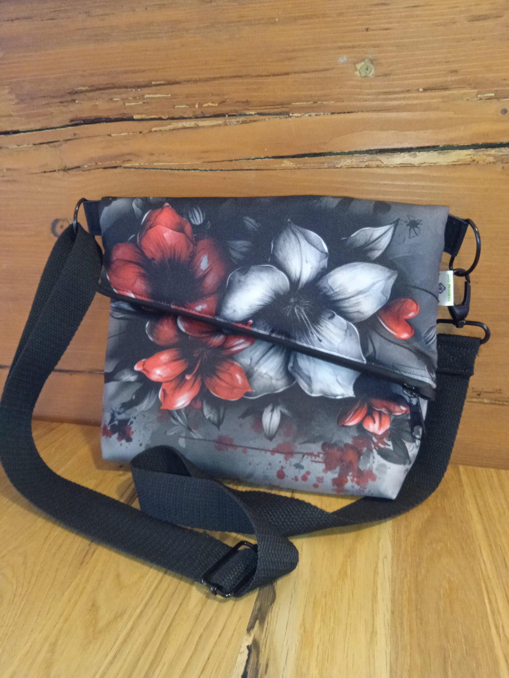 CROSSBODY KABELKA překlápěcí ,,ČERVENOŠEDÉ KVĚTY"