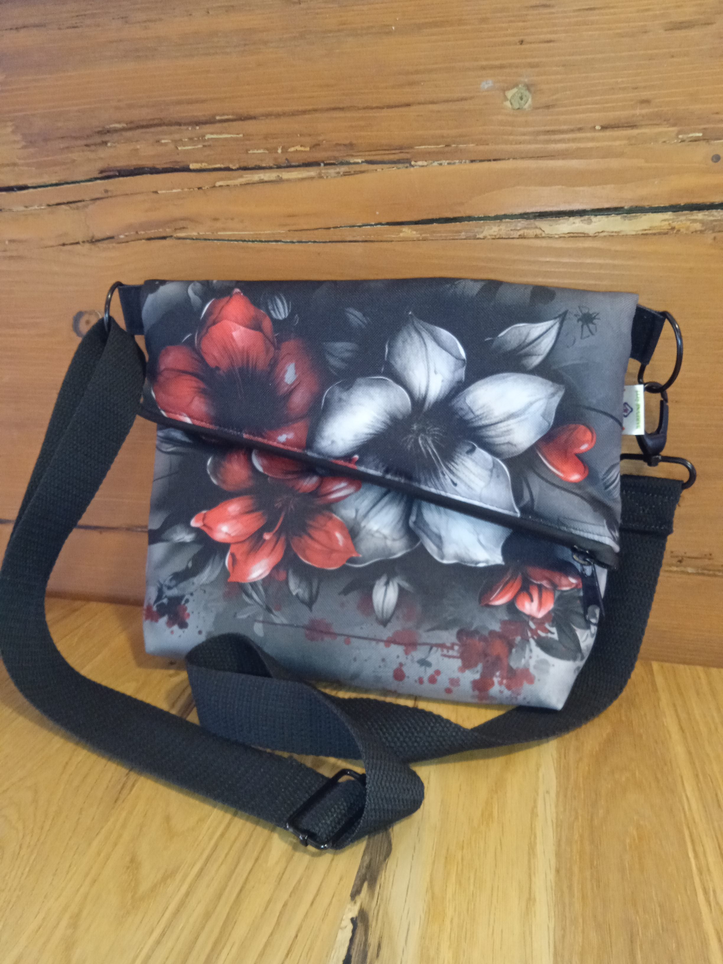 CROSSBODY KABELKA překlápěcí ,,ČERVENOŠEDÉ KVĚTY"