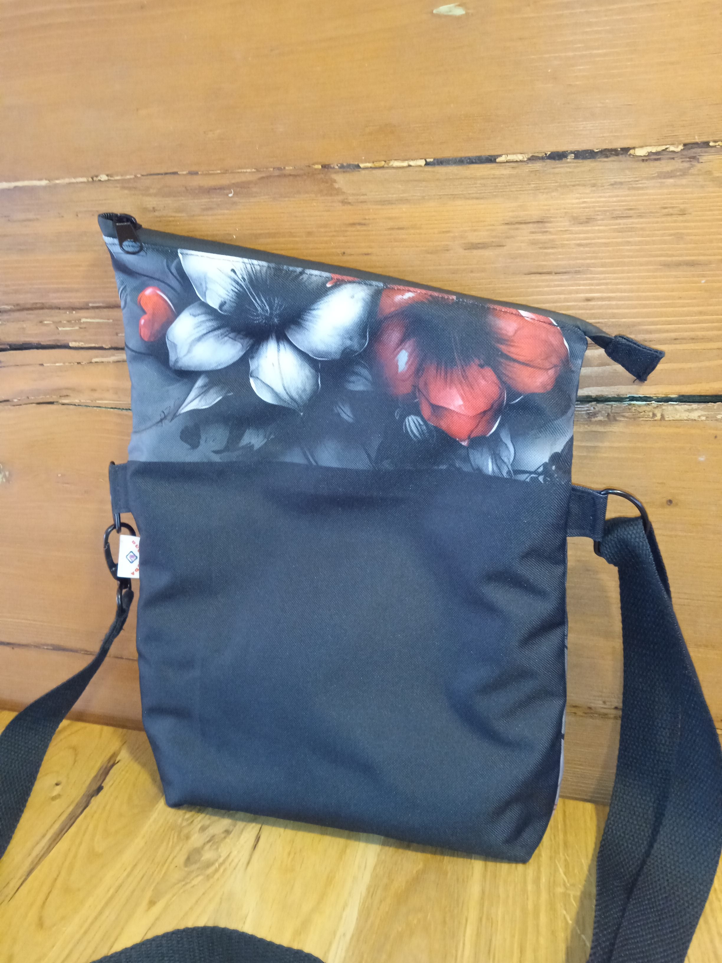 CROSSBODY KABELKA překlápěcí ,,ČERVENOŠEDÉ KVĚTY"