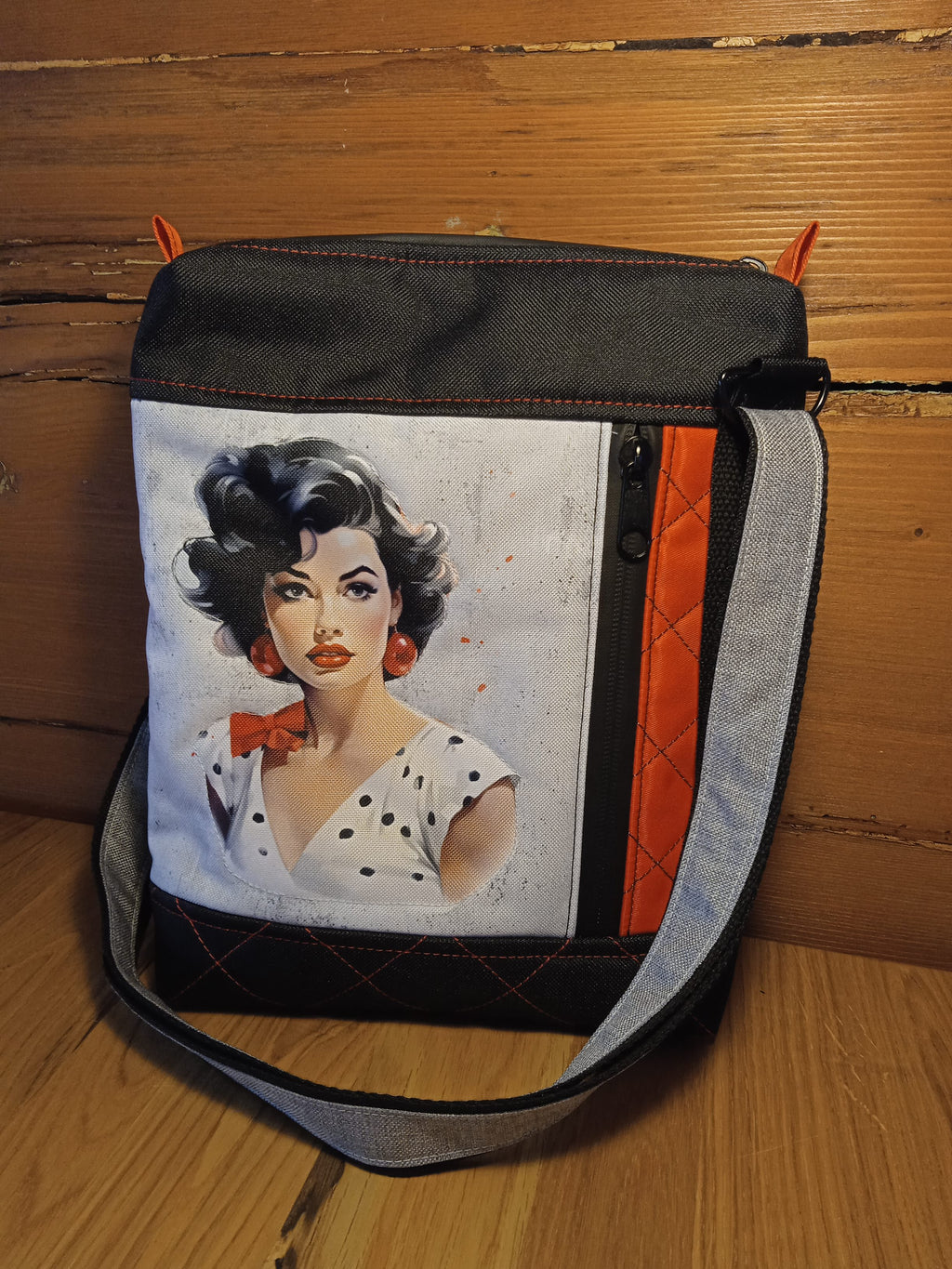 CROSSBODY KABELKA ,,DÁMA V BÍLÉM"