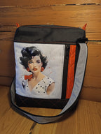 CROSSBODY KABELKA ,,DÁMA V BÍLÉM"