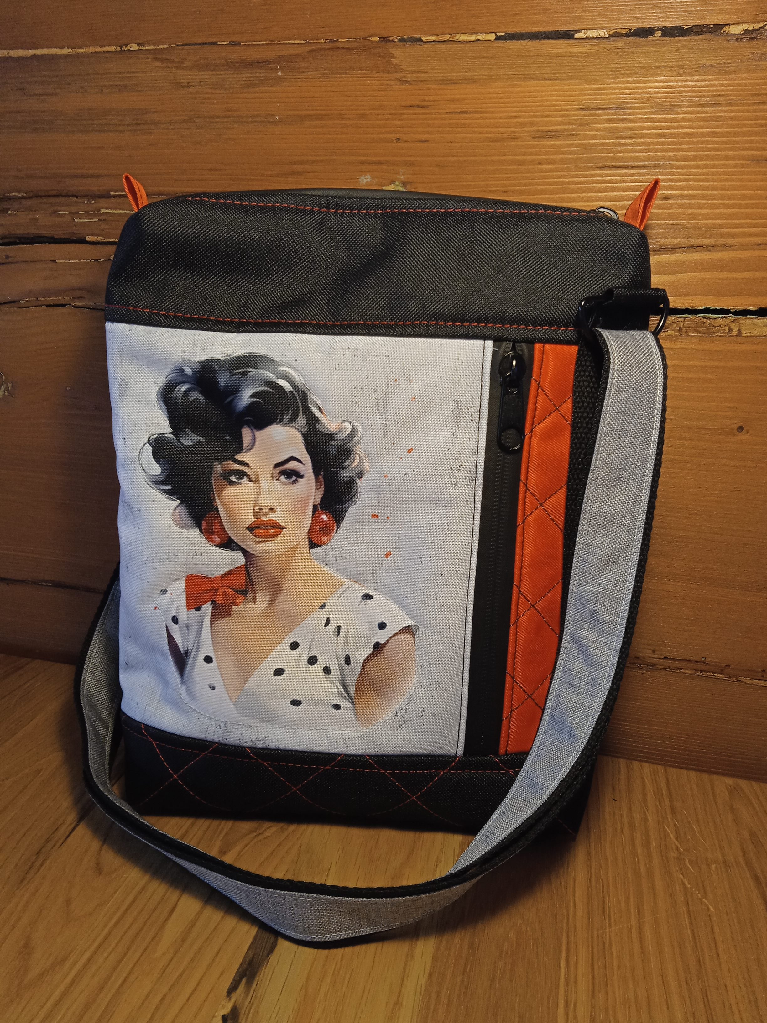 CROSSBODY KABELKA ,,DÁMA V BÍLÉM"