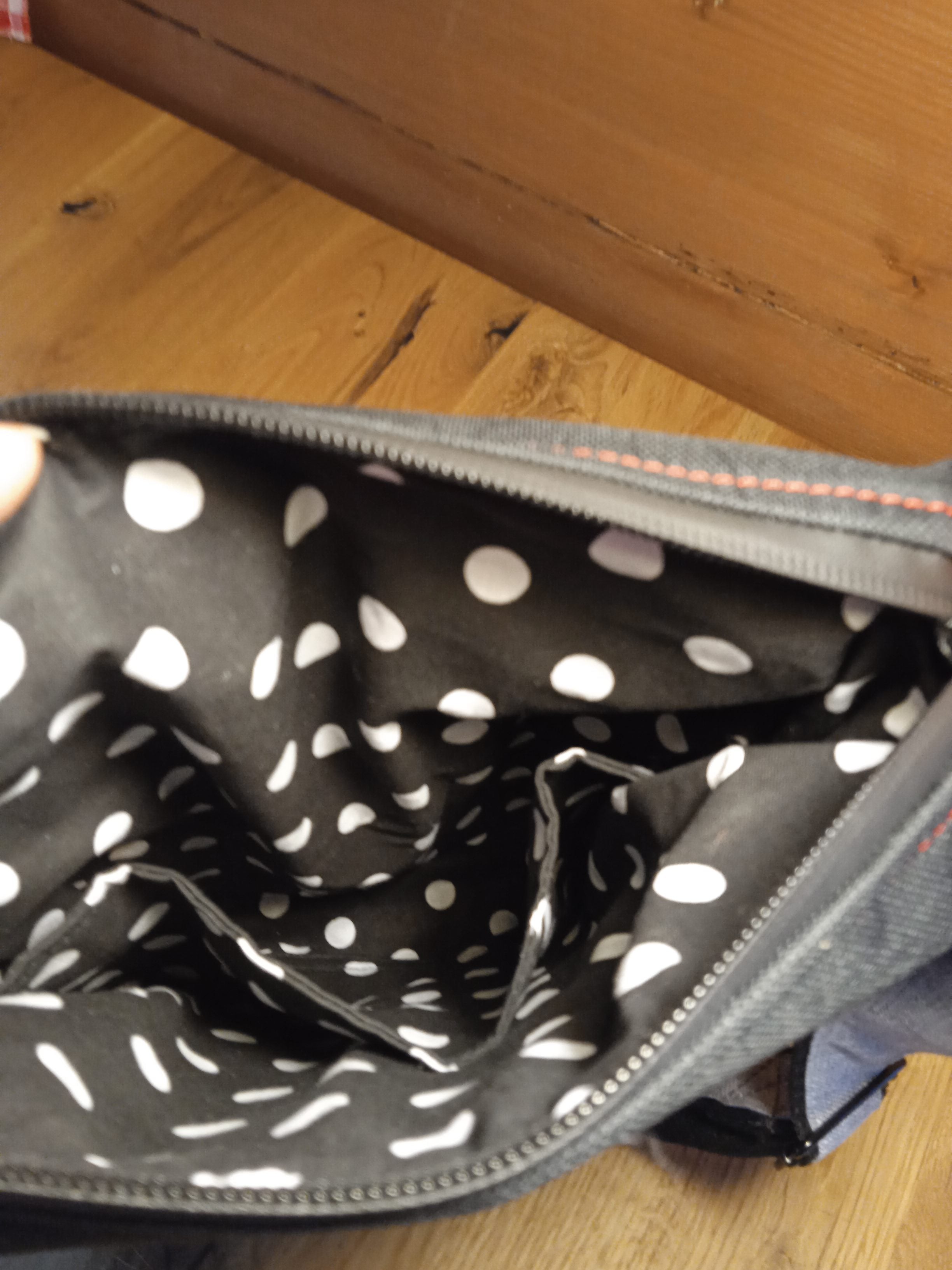 CROSSBODY KABELKA ,,DÁMA V BÍLÉM"