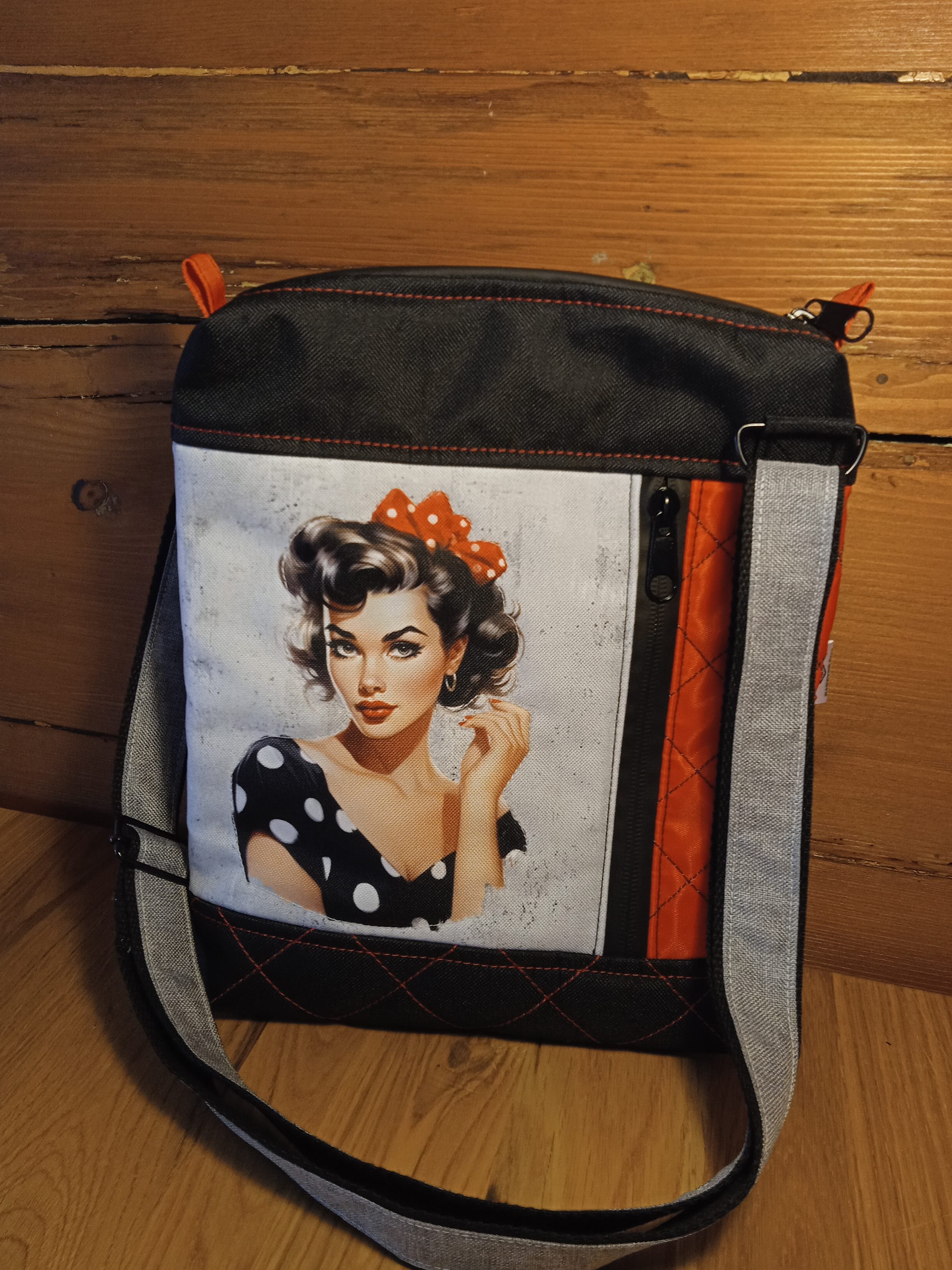 CROSSBODY KABELKA ,,DÁMA V ČERNÉM"