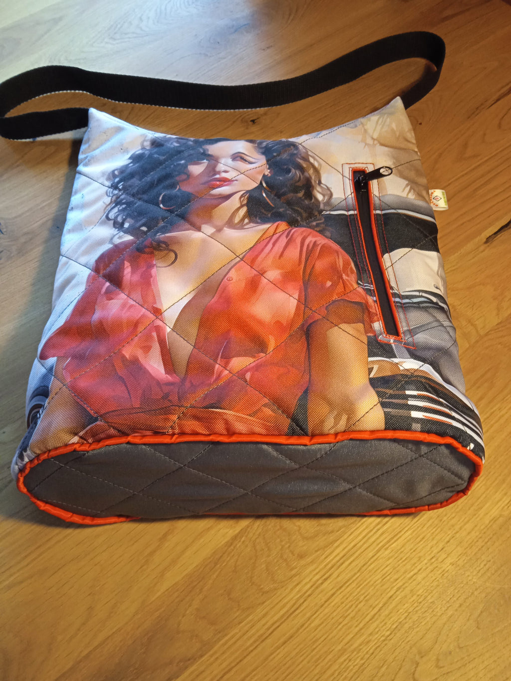 KABELKA ,,DÁMA V ČERVENÉM"