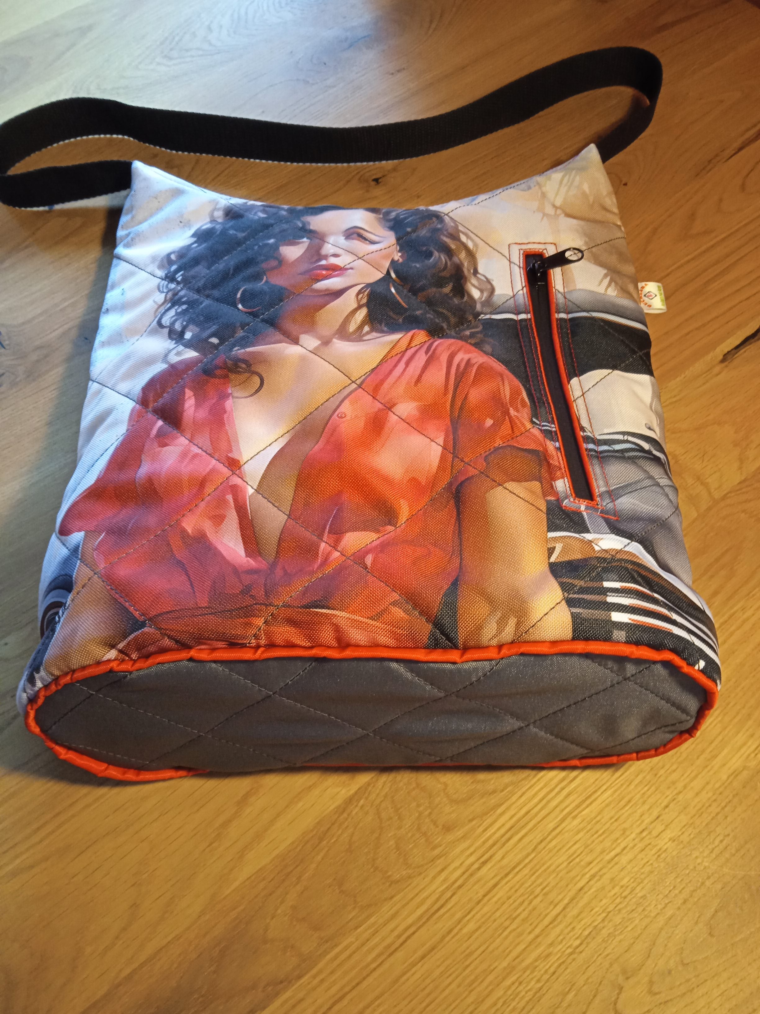 KABELKA ,,DÁMA V ČERVENÉM"