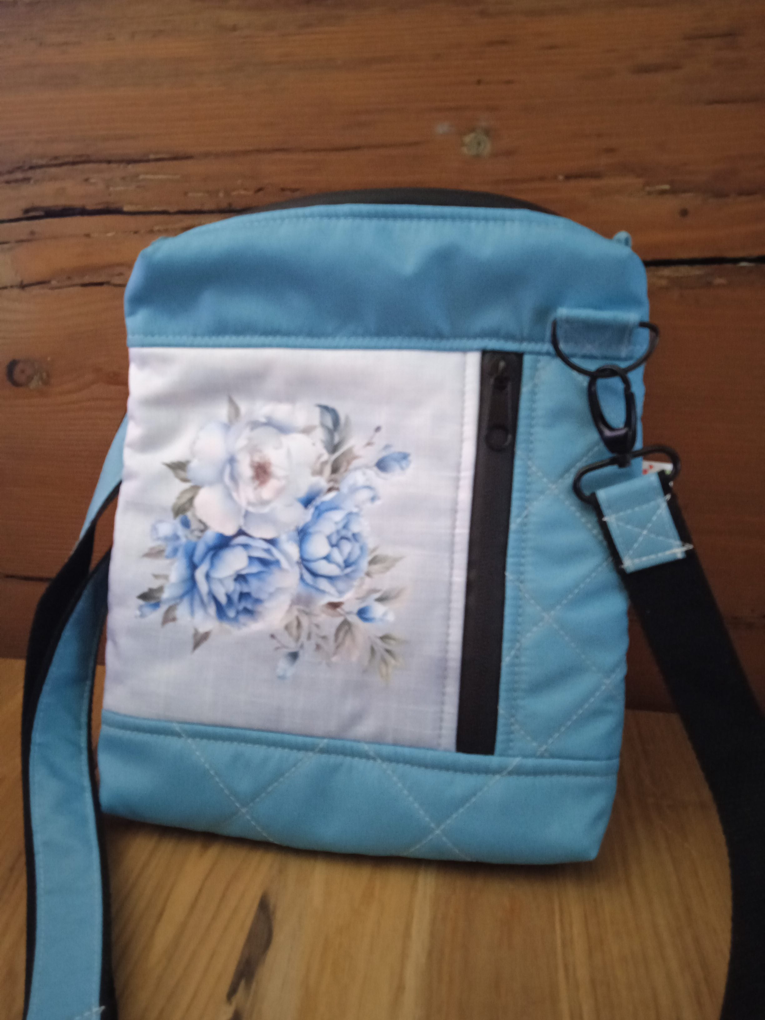 CROSSBODY KABELKA ,,MODRÉ KVĚTY"