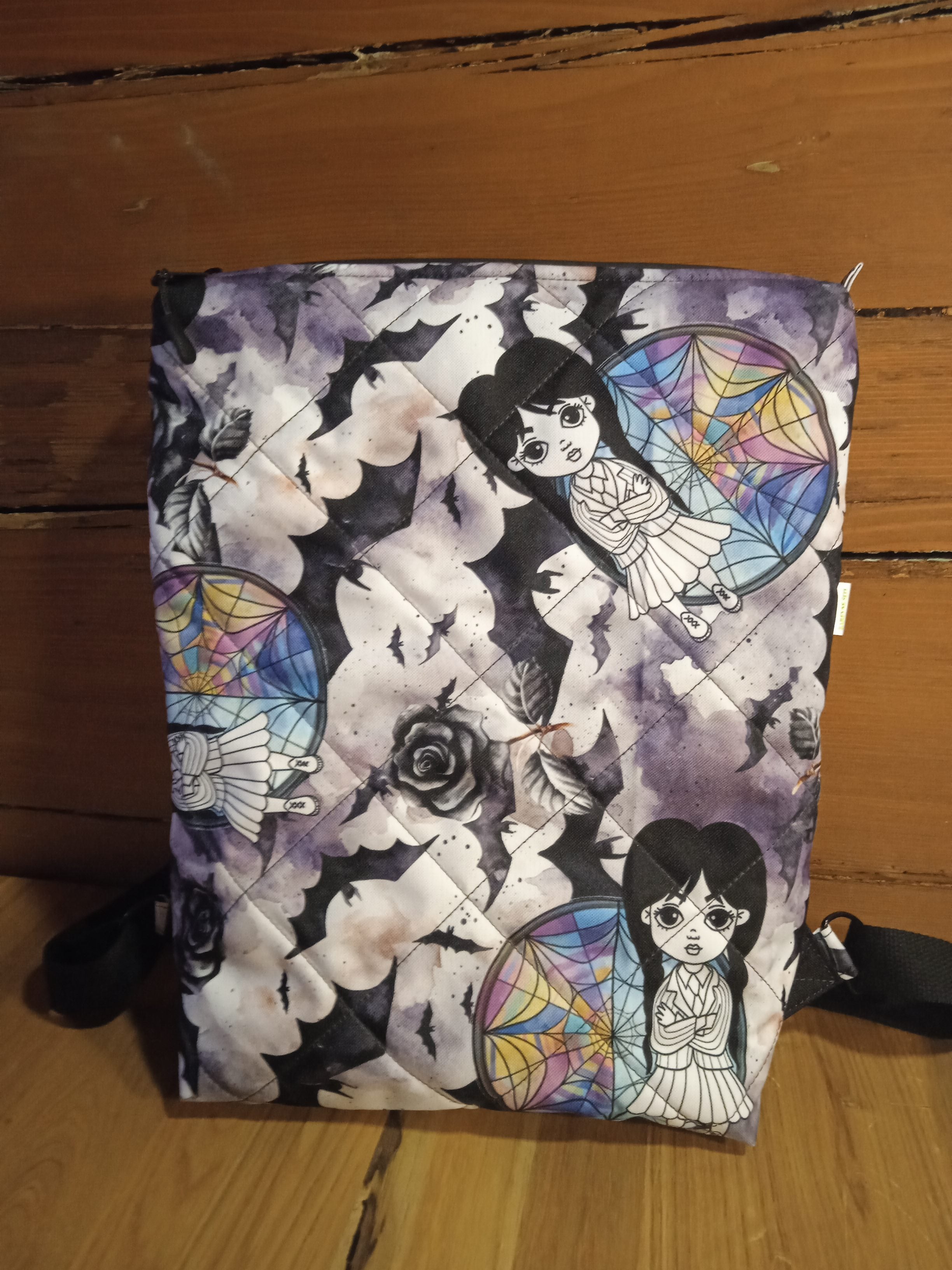 BATOH ,,KRÁSNÁ A TEMNÁ WEDNESDAY"