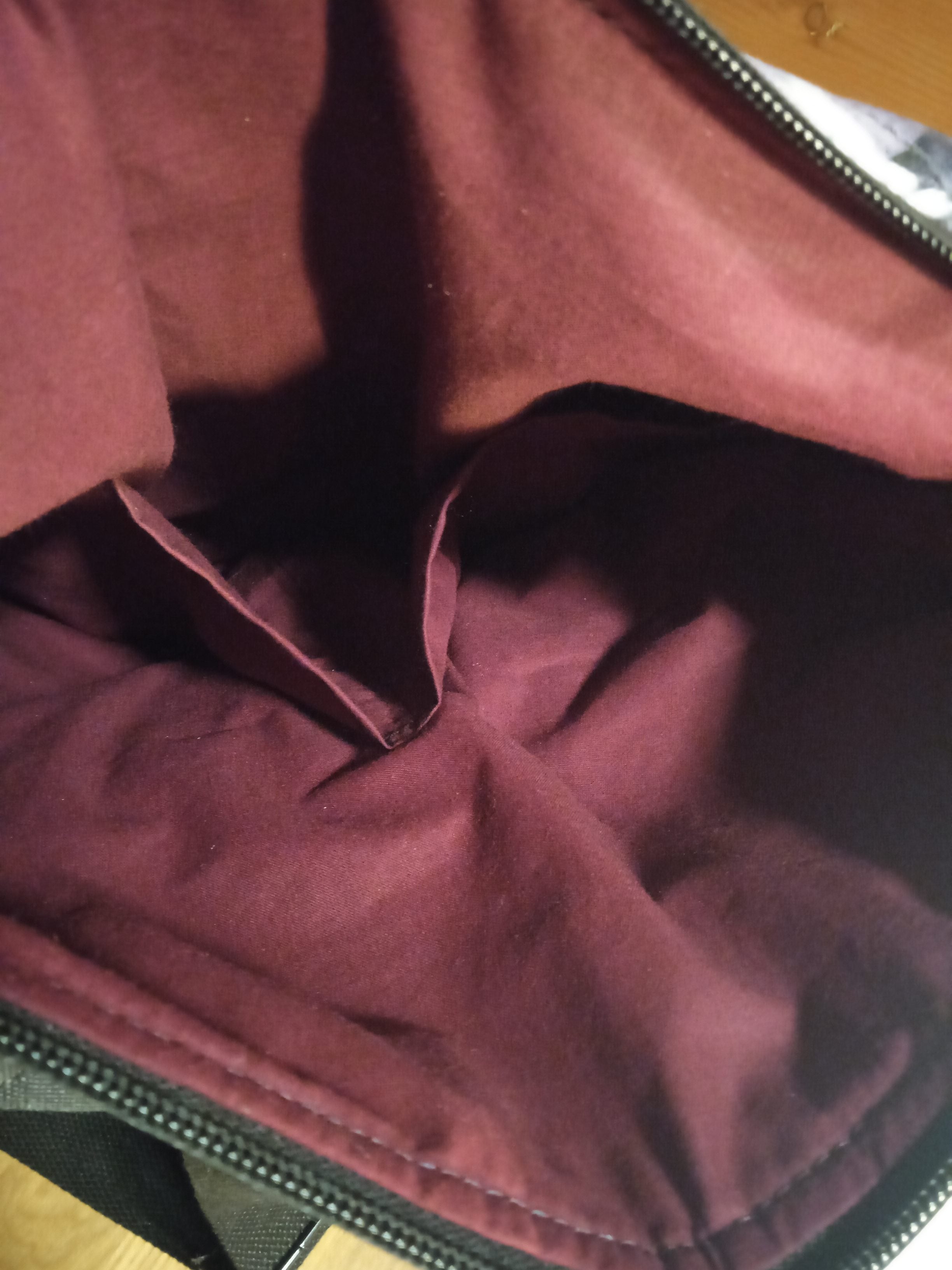 BATOH ,,KRÁSNÁ A TEMNÁ WEDNESDAY"