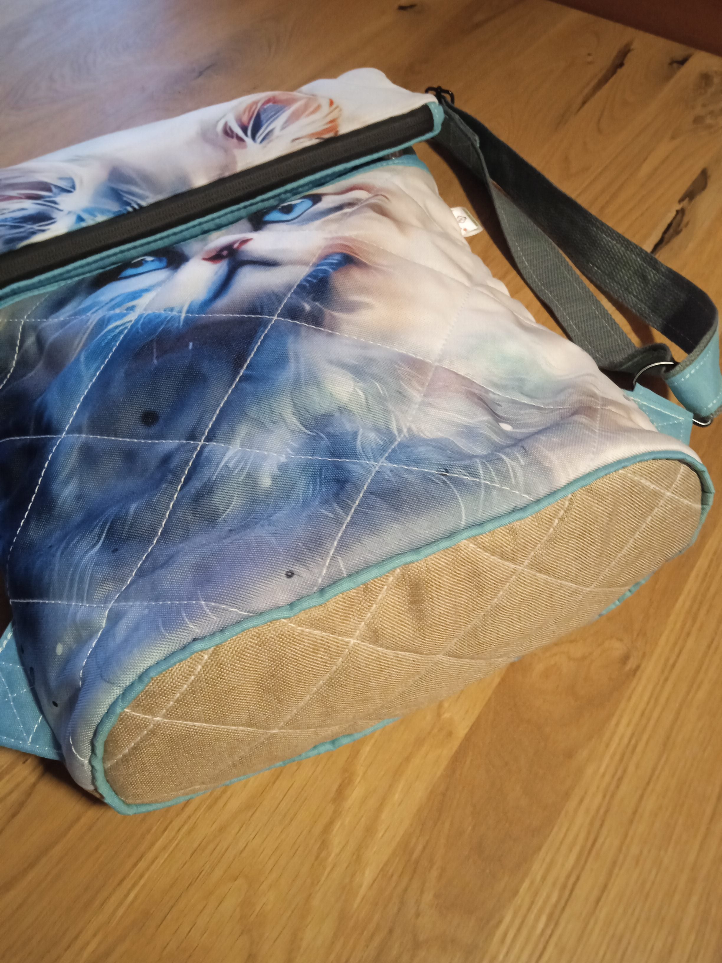 BATOH PŘEKLÁPĚCÍ ,,MODRÁ KOČKA"