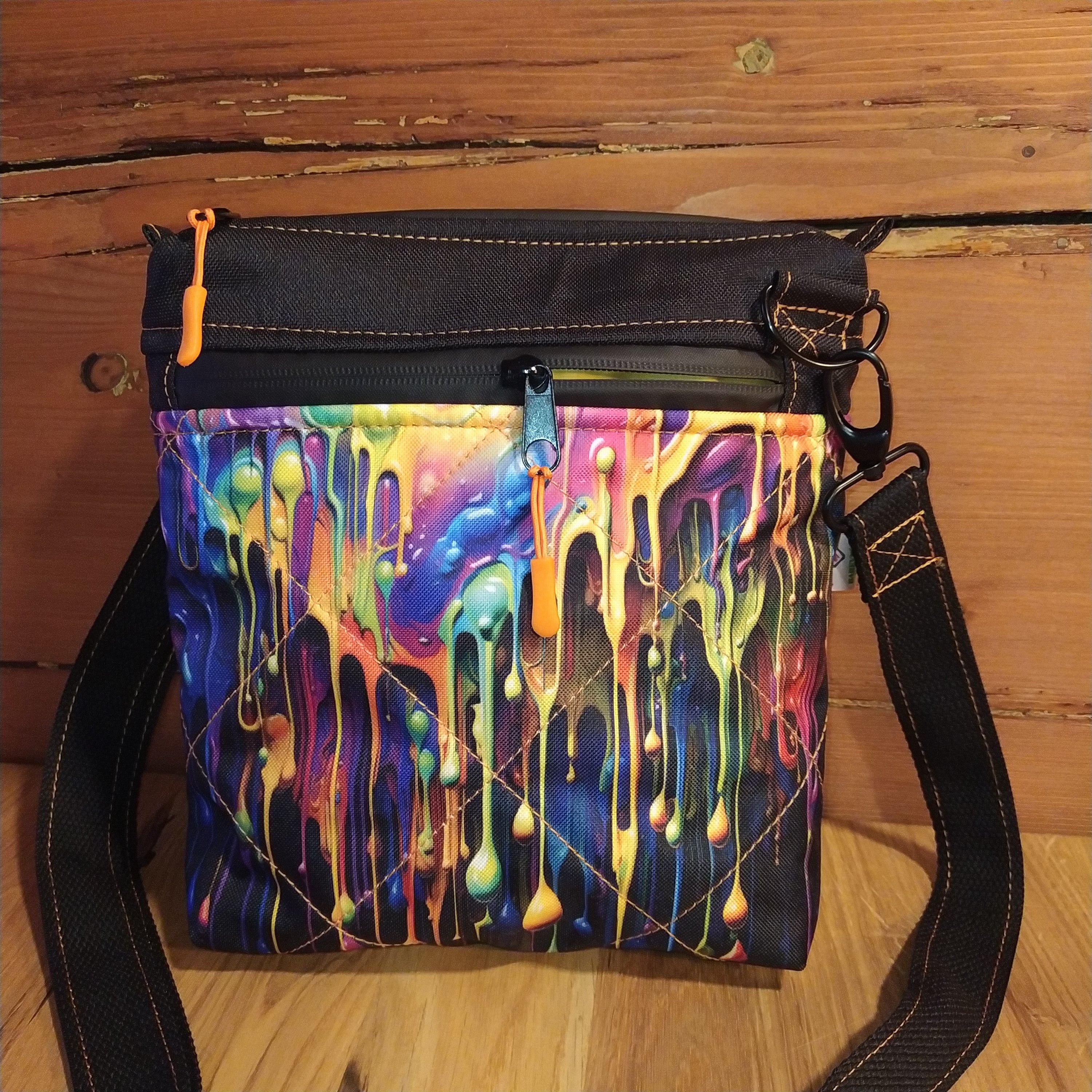 CROSSBODY KABELKA ,,TEKOUCÍ BARVY"