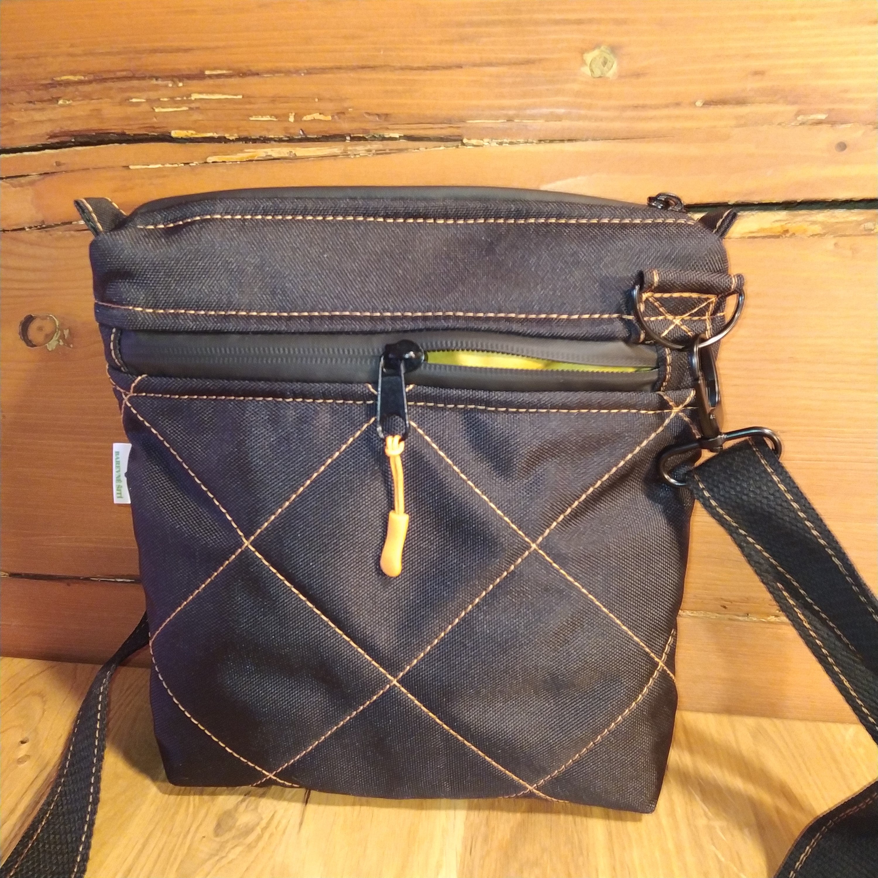 CROSSBODY KABELKA ,,TEKOUCÍ BARVY"
