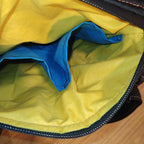 CROSSBODY KABELKA ,,TEKOUCÍ BARVY"