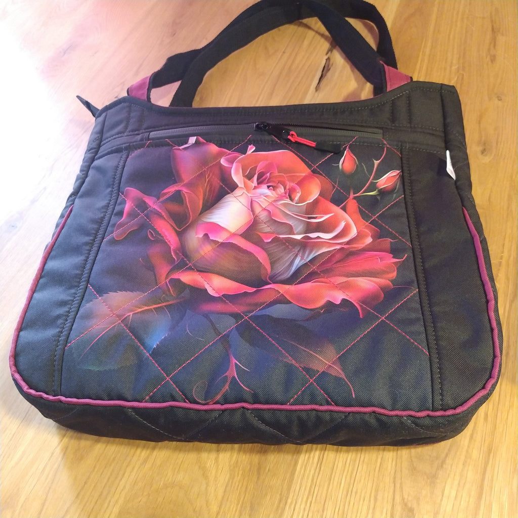 MAXI KABELKA ,,ČERVENÁ RŮŽE" opravdu prostorná, vejde se do ní noťas i se šanonem