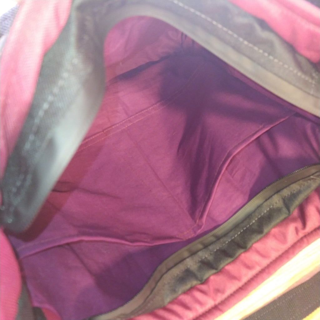 MAXI KABELKA ,,ČERVENÁ RŮŽE" opravdu prostorná, spoustu uložného prostoru