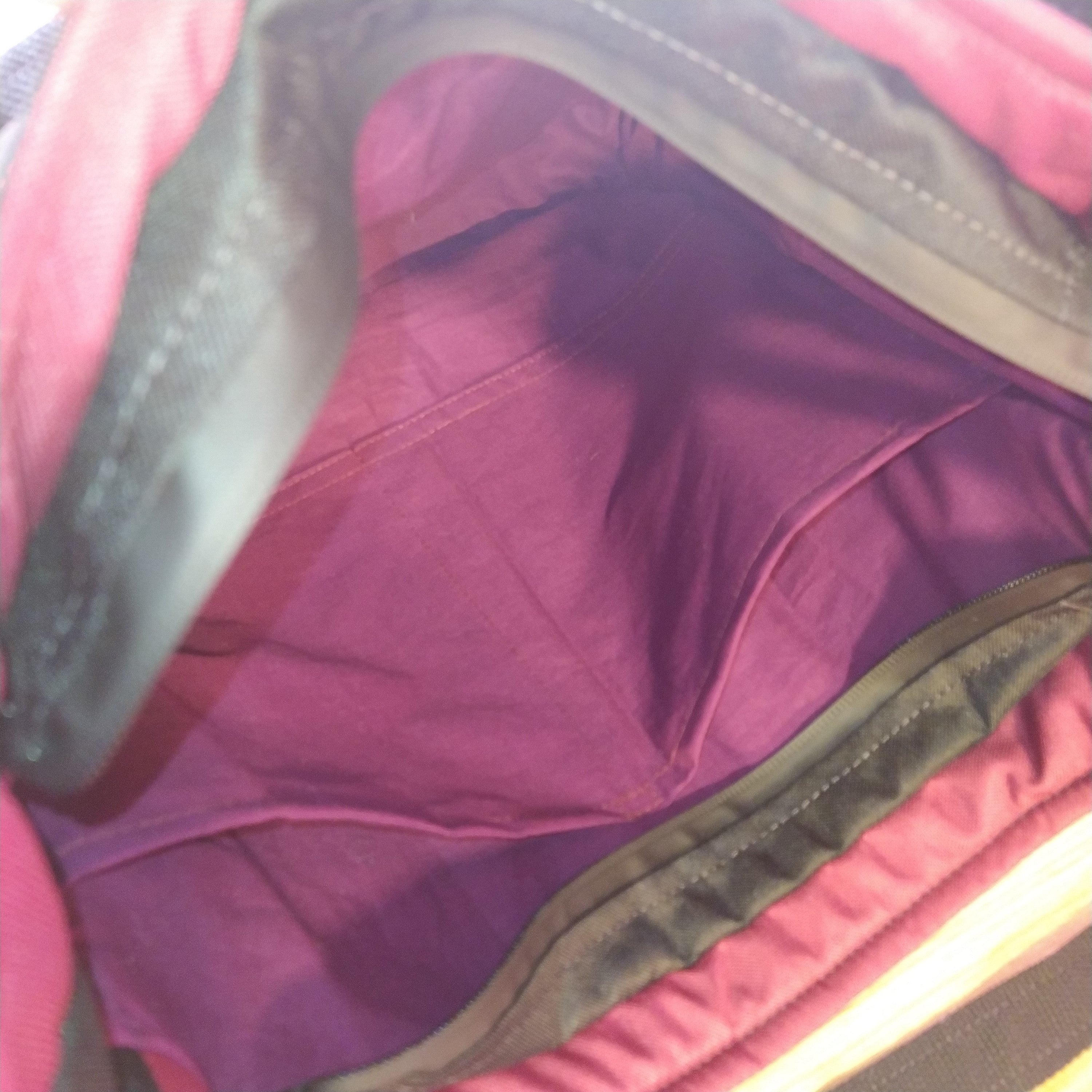 MAXI KABELKA ,,ČERVENÁ RŮŽE" opravdu prostorná, spoustu uložného prostoru