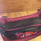 MAXI KABELKA ,,ČERVENÁ RŮŽE" opravdu prostorná, vejde se do ní noťas i se šanonem