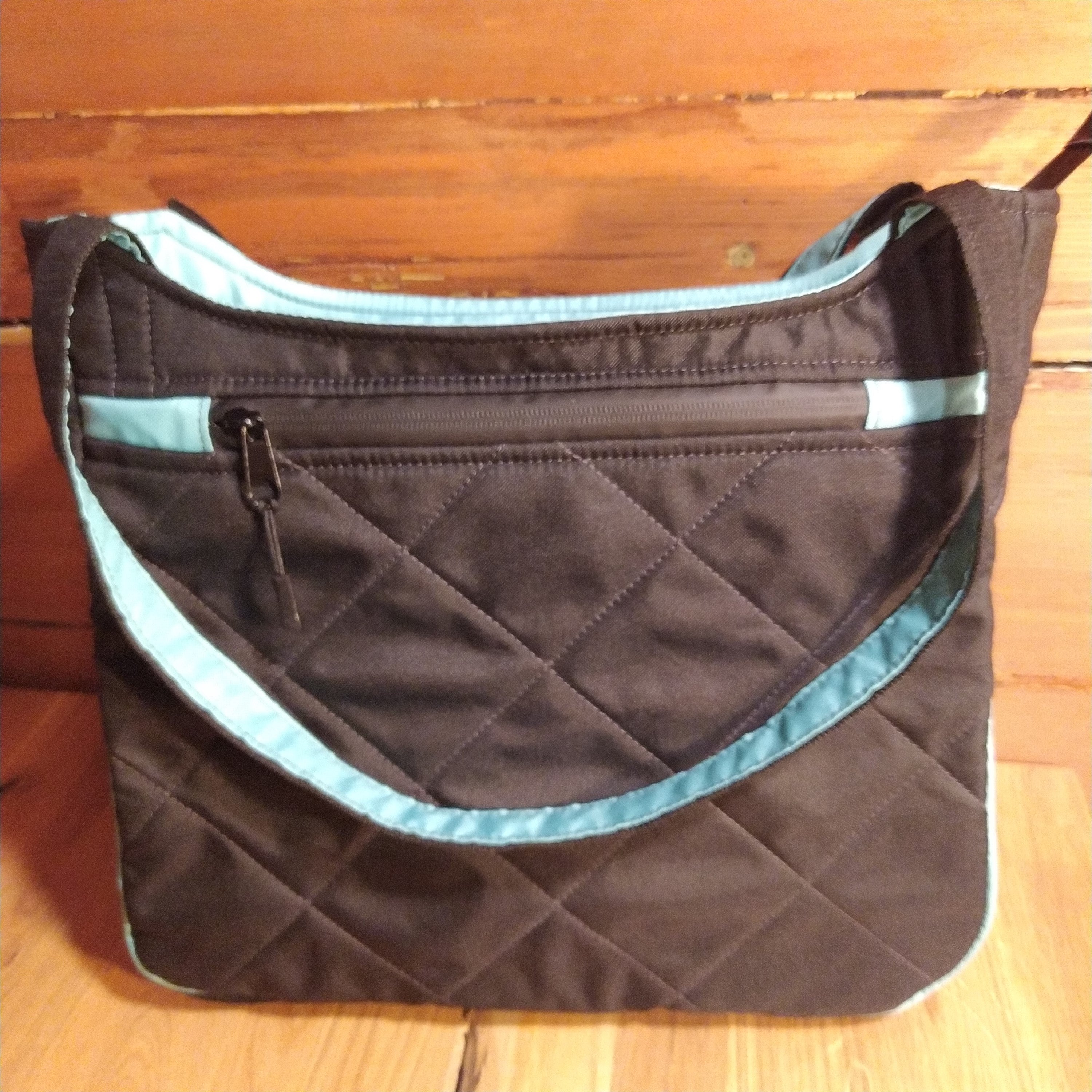 MAXI KABELKA ,,TYRKYSOVÁ PIVOŇKA"  vejde se do ní celý šanon