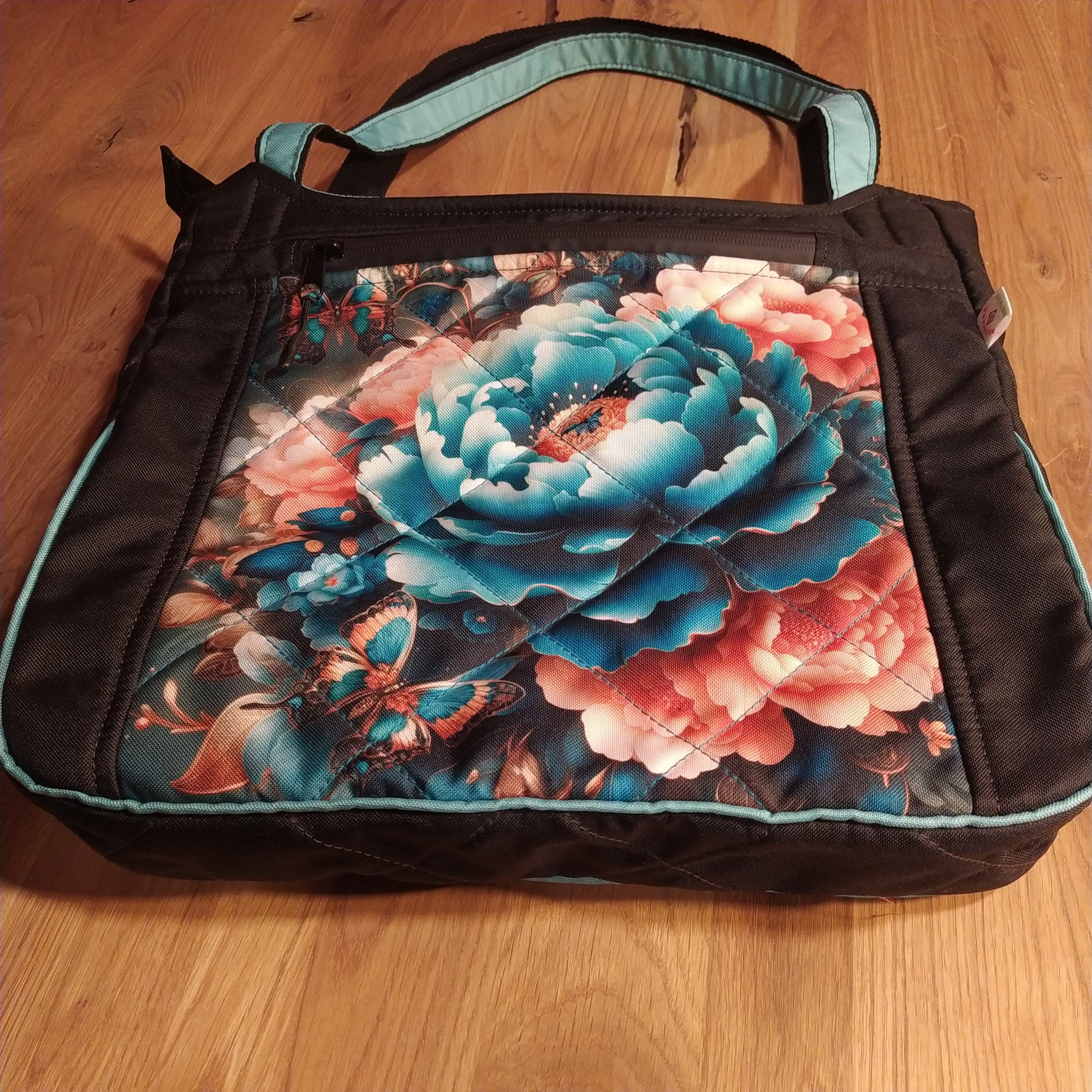 MAXI KABELKA ,,TYRKYSOVÁ PIVOŇKA"  opravdu prostorná