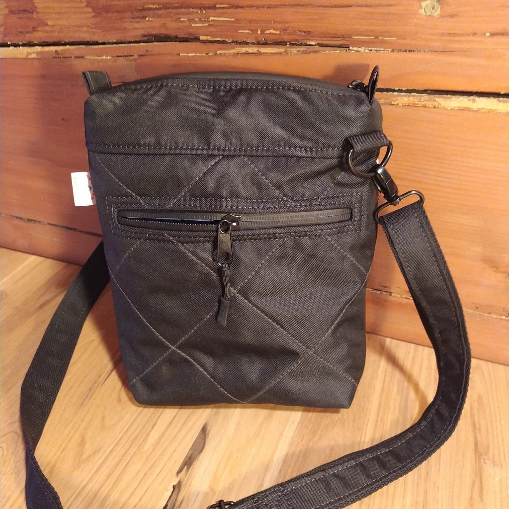 CROSSBODY KABELKA ,,ORNAMENTY NA ČERNÉ"