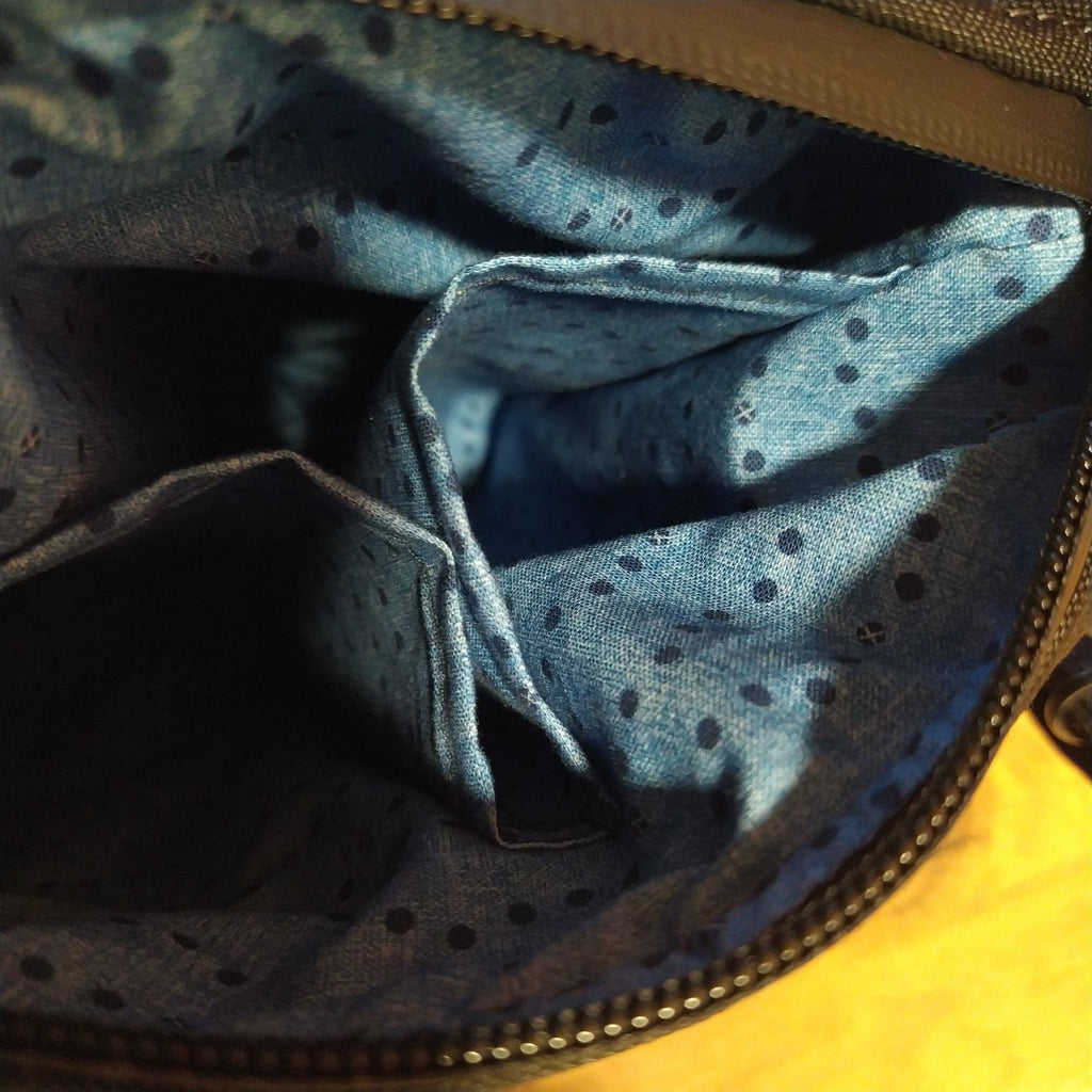 CROSSBODY KABELKA ,,ORNAMENTY NA ČERNÉ"