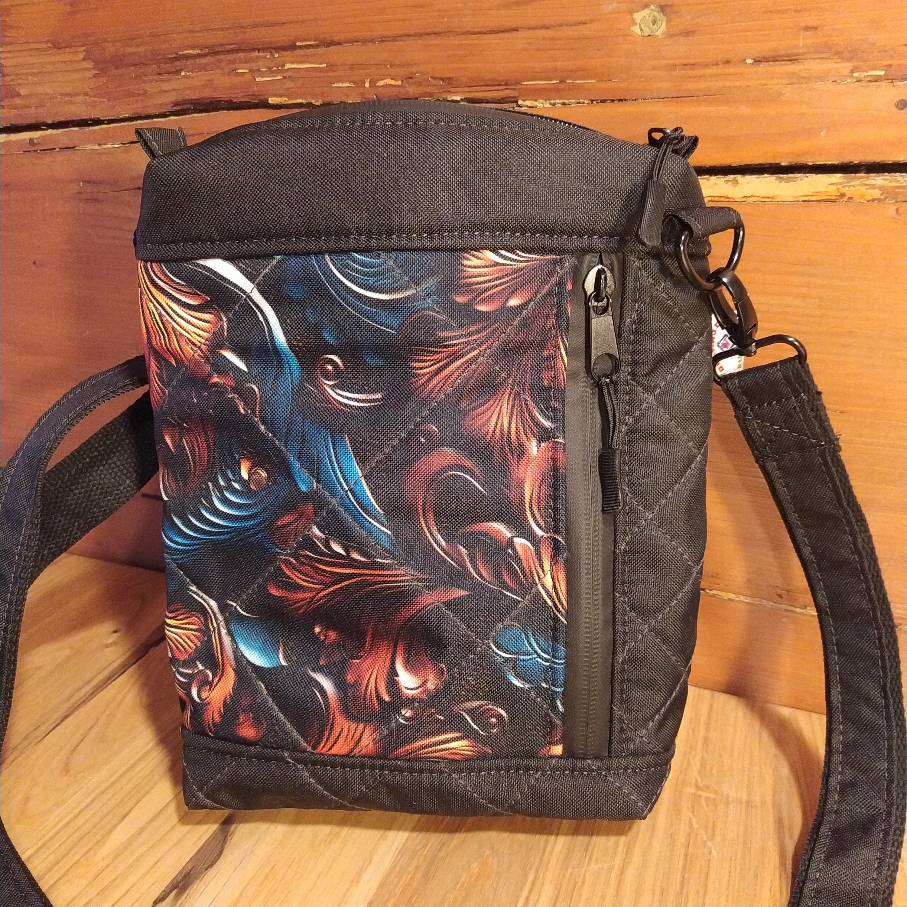 CROSSBODY KABELKA ,,ORNAMENTY NA ČERNÉ"