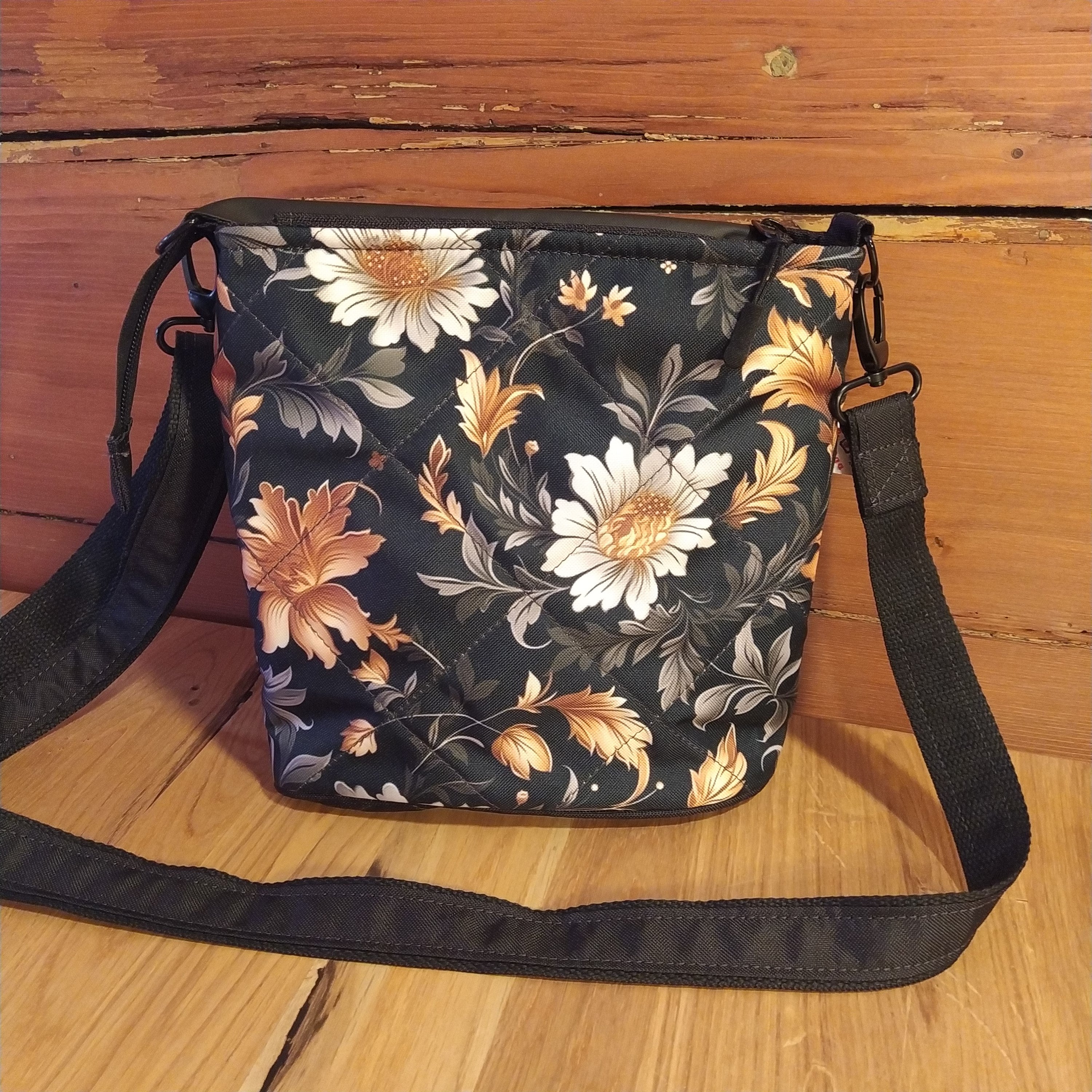 CROSSBODY KABELKA ,,KVĚTY ŠEDÉ A ZLATÉ NA ČERNÉ"