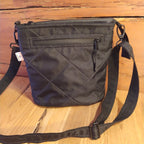 CROSSBODY KABELKA ,,KVĚTY ŠEDÉ A ZLATÉ NA ČERNÉ"