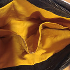 CROSSBODY KABELKA ,,KVĚTY ŠEDÉ A ZLATÉ NA ČERNÉ"