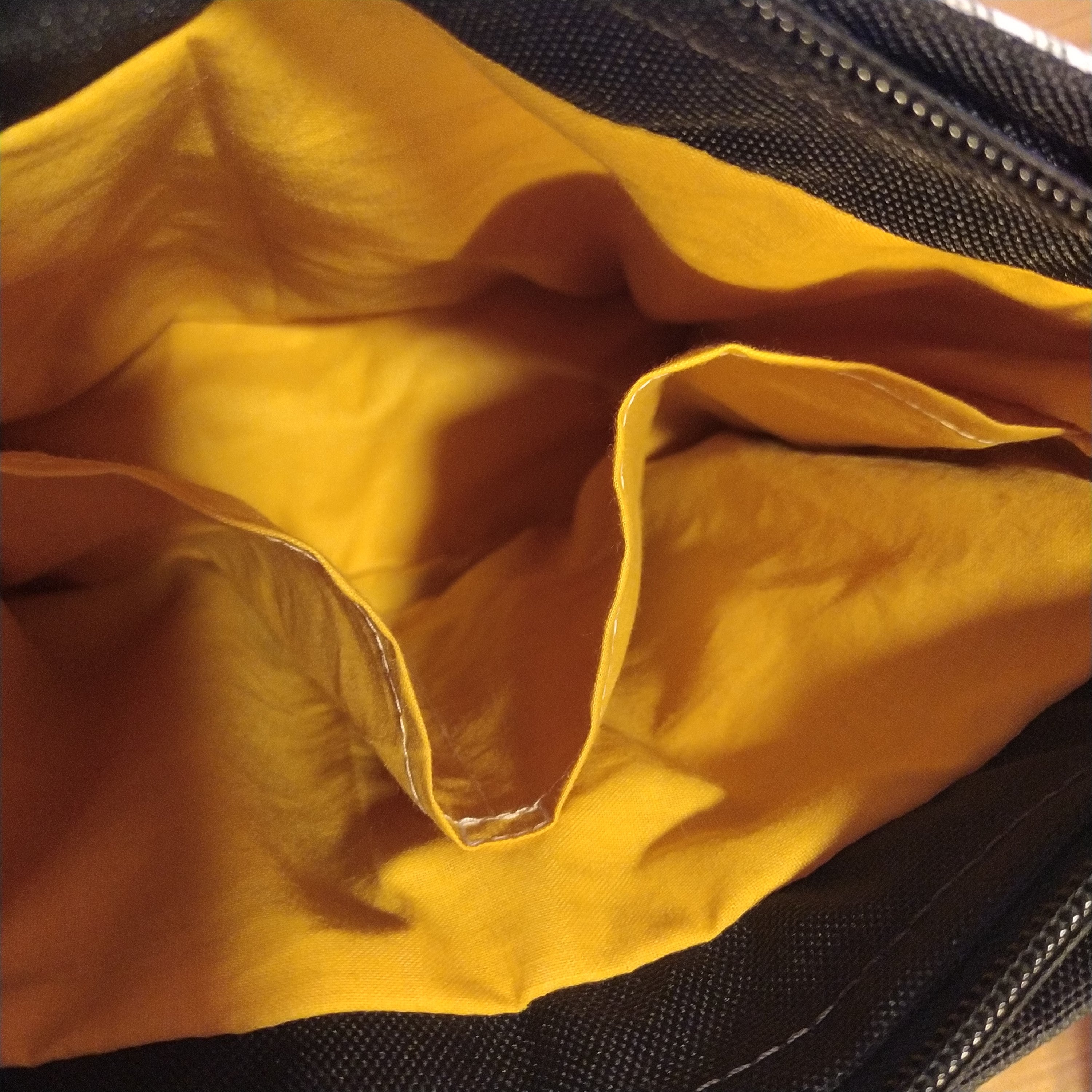 CROSSBODY KABELKA ,,KVĚTY ŠEDÉ A ZLATÉ NA ČERNÉ"