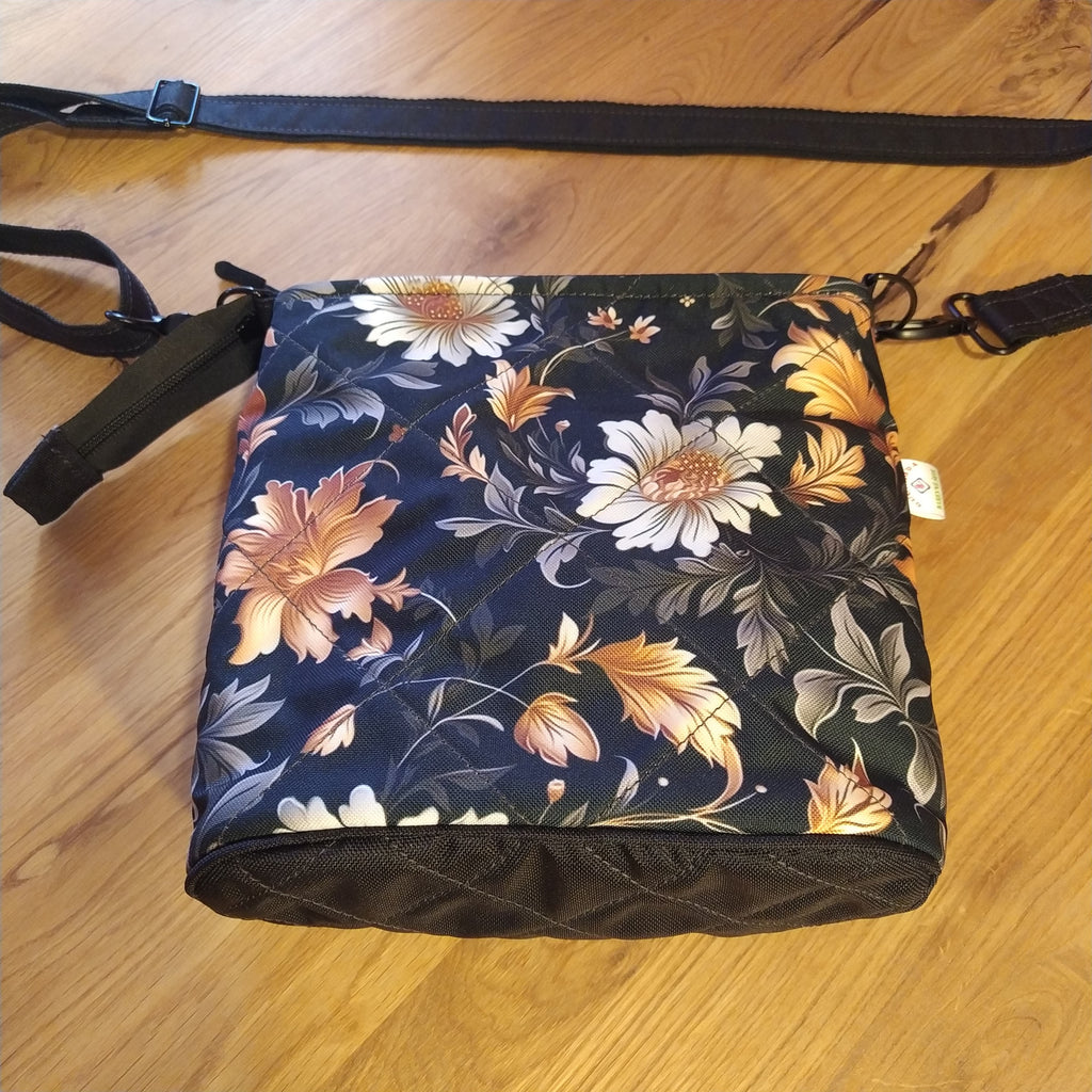 CROSSBODY KABELKA ,,KVĚTY ŠEDÉ A ZLATÉ NA ČERNÉ"